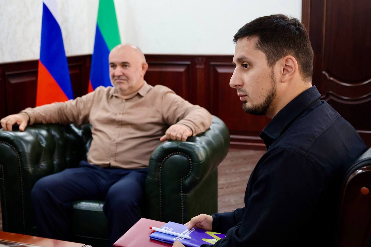 Министр по делам молодежи провел рабочую встречу в Хасавюрте